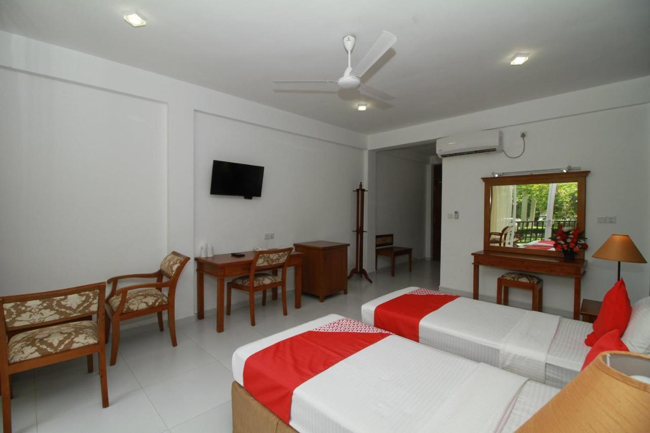 Garden Beach Hotel Kalutara Esterno foto