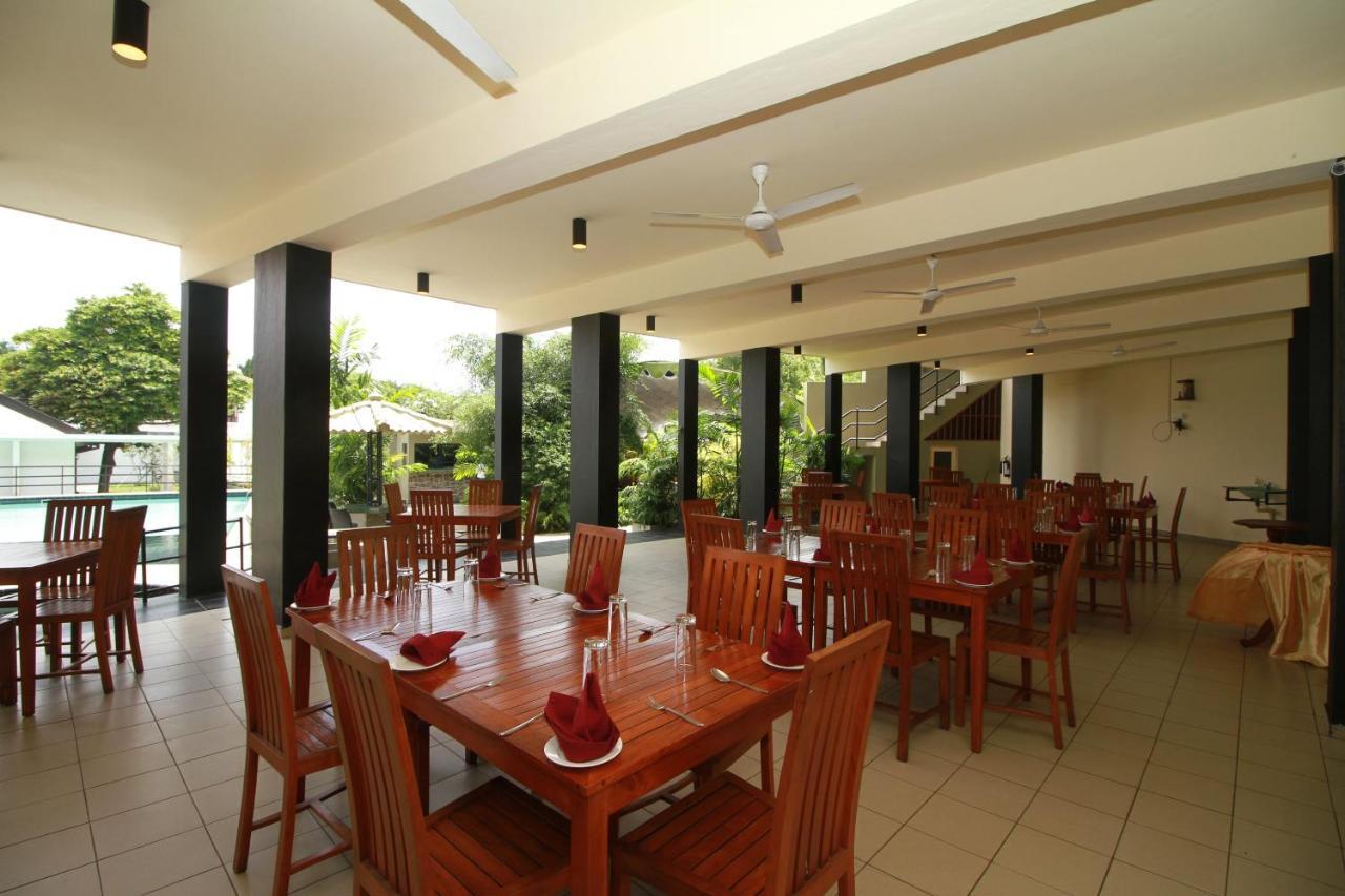 Garden Beach Hotel Kalutara Esterno foto