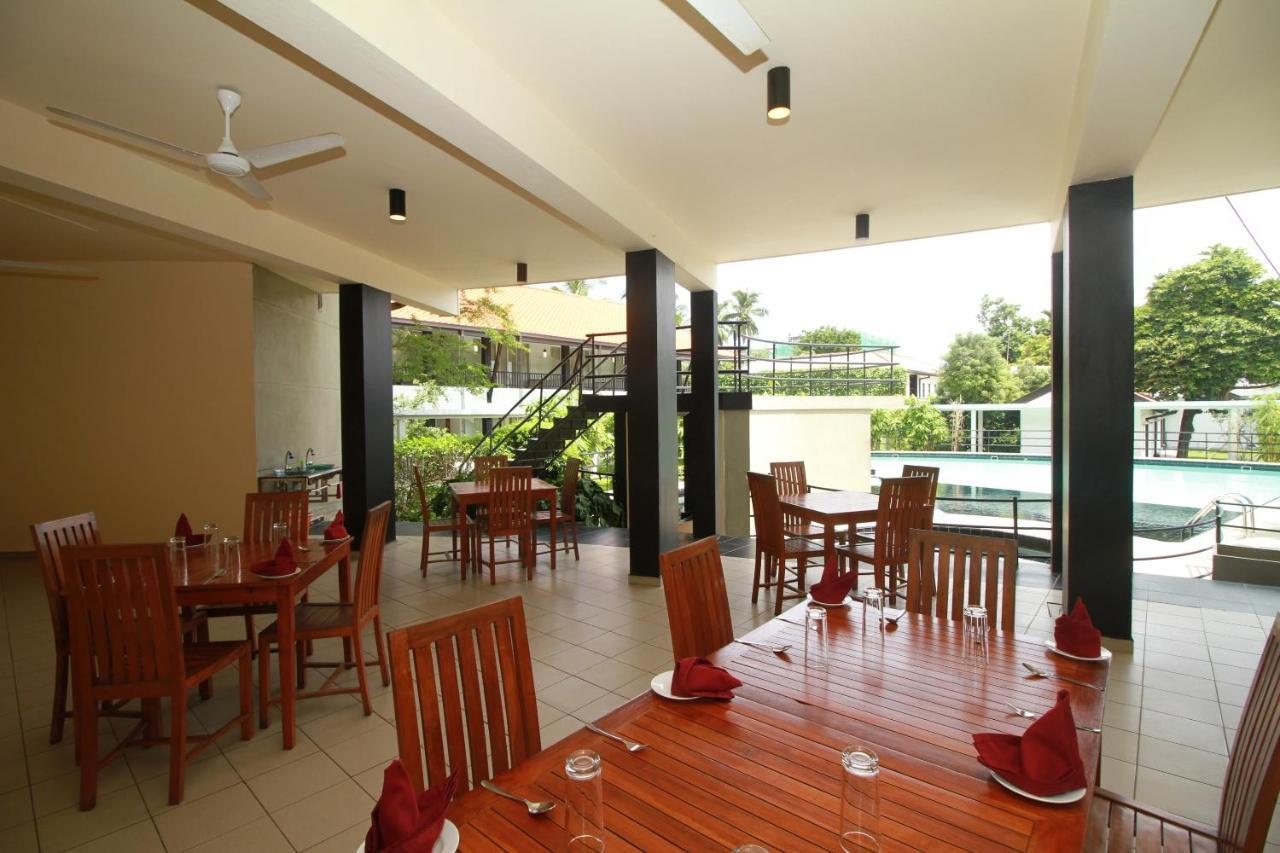 Garden Beach Hotel Kalutara Esterno foto